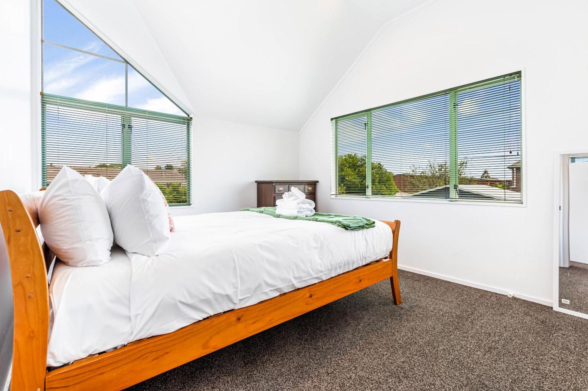 Private And Sunny 3-Bedroom Home With Parking Auckland Eksteriør billede