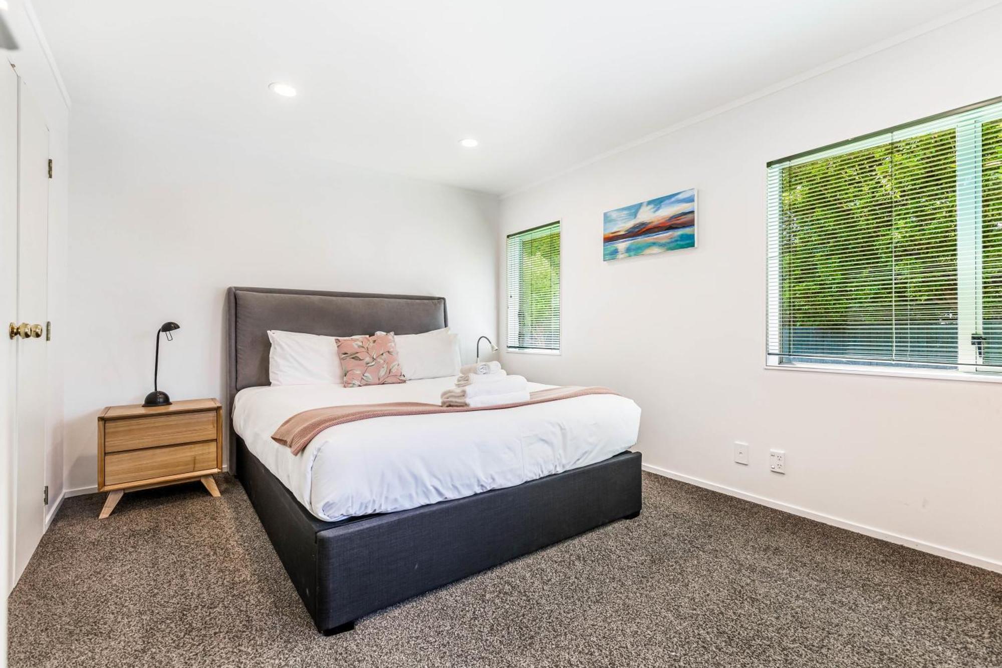 Private And Sunny 3-Bedroom Home With Parking Auckland Eksteriør billede